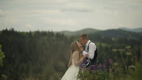 Bräutigam-Und-Braut-Trinken-Champagner-Auf-Einem-Berghügel.-Hochzeitspaar.-Familie