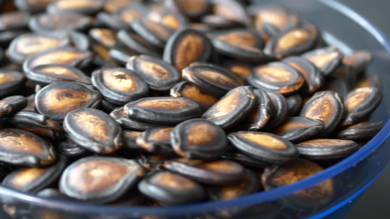 검은색 배경 에 있는 그 ⁇  에 있는 멜론 씨 ⁇