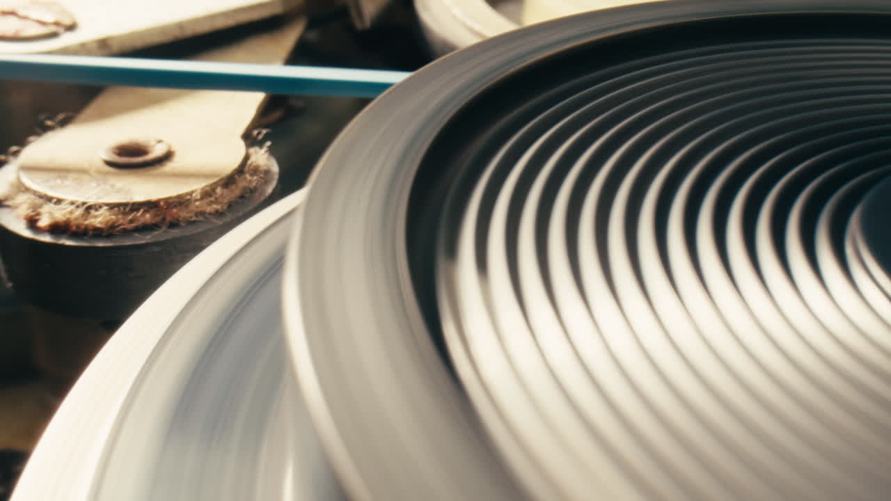 회전하는 부품을 가진 산업 기계의 클로즈업