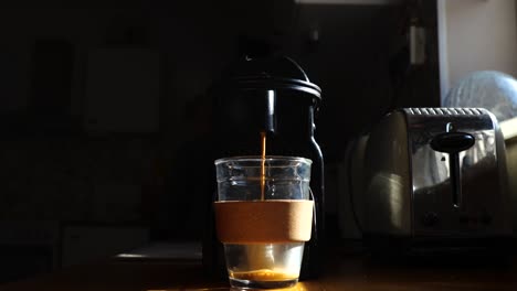 Video-Einer-Kaffee-Espressomaschine,-Die-In-Eine-Glastasse-Fließt