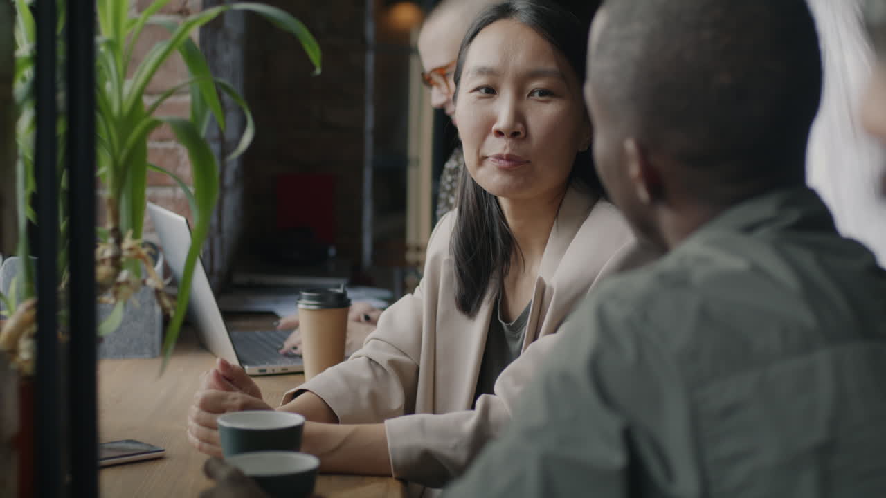 카페 에서 사업 대화