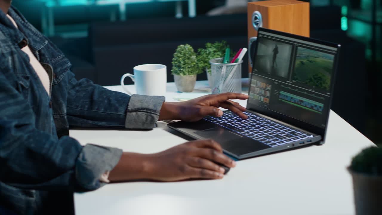 mujer editando video por la noche