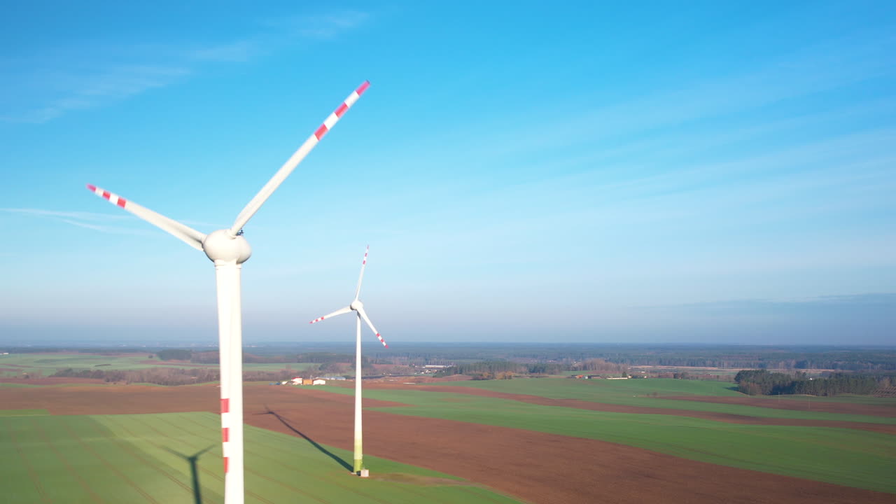 푸른 하늘에 대한 복사 공간과 함께 폴란드에서 에너지를 생산하는 풍력 터빈의 공중 촬영