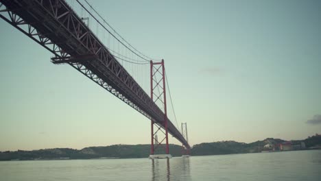 Puente-Colgante-De-Lisboa-Al-Amanecer-Amanecer-Con-Río