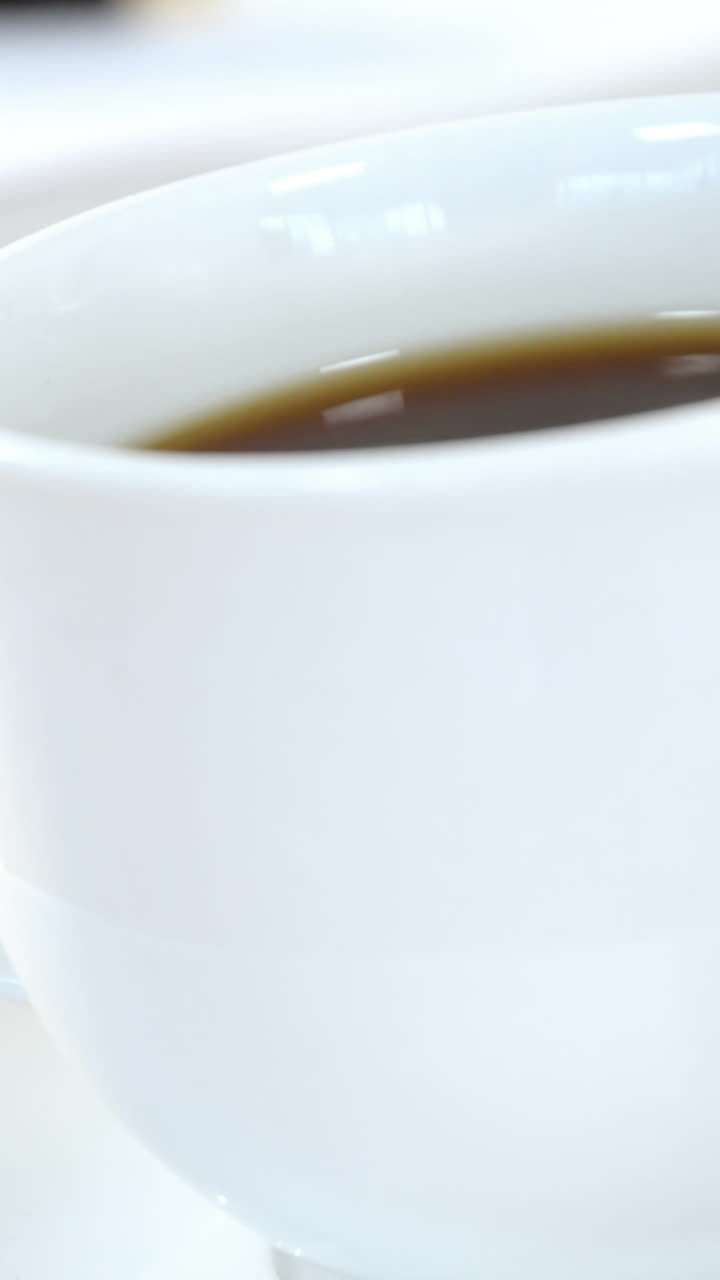 사무실 책상 에 있는 유제품 과 차