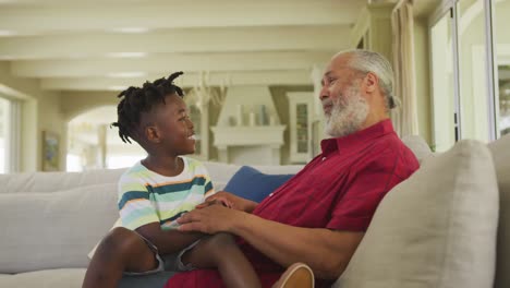abuelo hablando con su nieto en casa