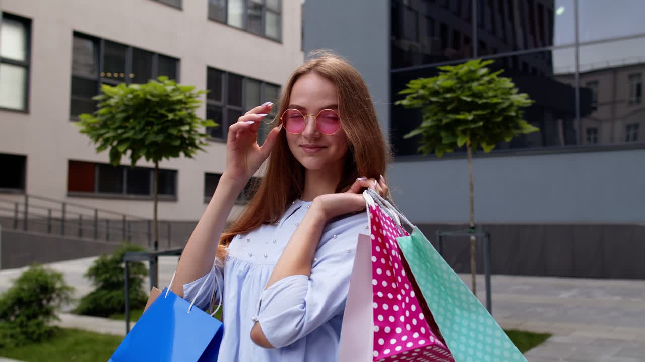 chica con bolsas de compras coloridas, regocijándose de los descuentos en la tienda de moda, disfrutando de las compras en el centro comercial