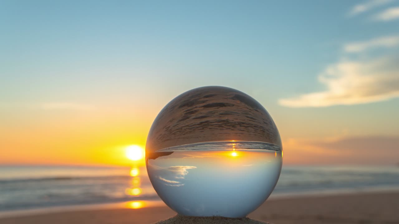 el lapso de tiempo hermoso atardecer en el lado de una bola de cristal.
