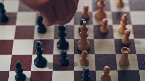 Schach:-Weiß-Hat-Gewonnen,-Indem-Es-Den-König-Der-Schwarzen-Seite-Besiegt-Hat