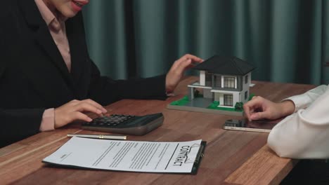 en primer plano, el entusiasta cliente revisa el contrato de papeleo para el préstamo de casa.