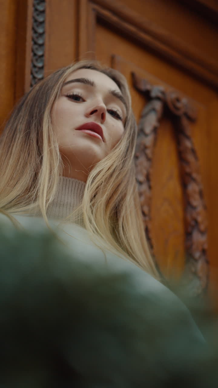 Mulher posando em frente a uma porta de madeira