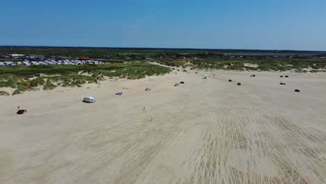 Automóviles-Y-Vehículos-De-Autocaravana-Conduciendo-En-La-Playa-De-Arena-En-La-Costa-De-Dinamarca