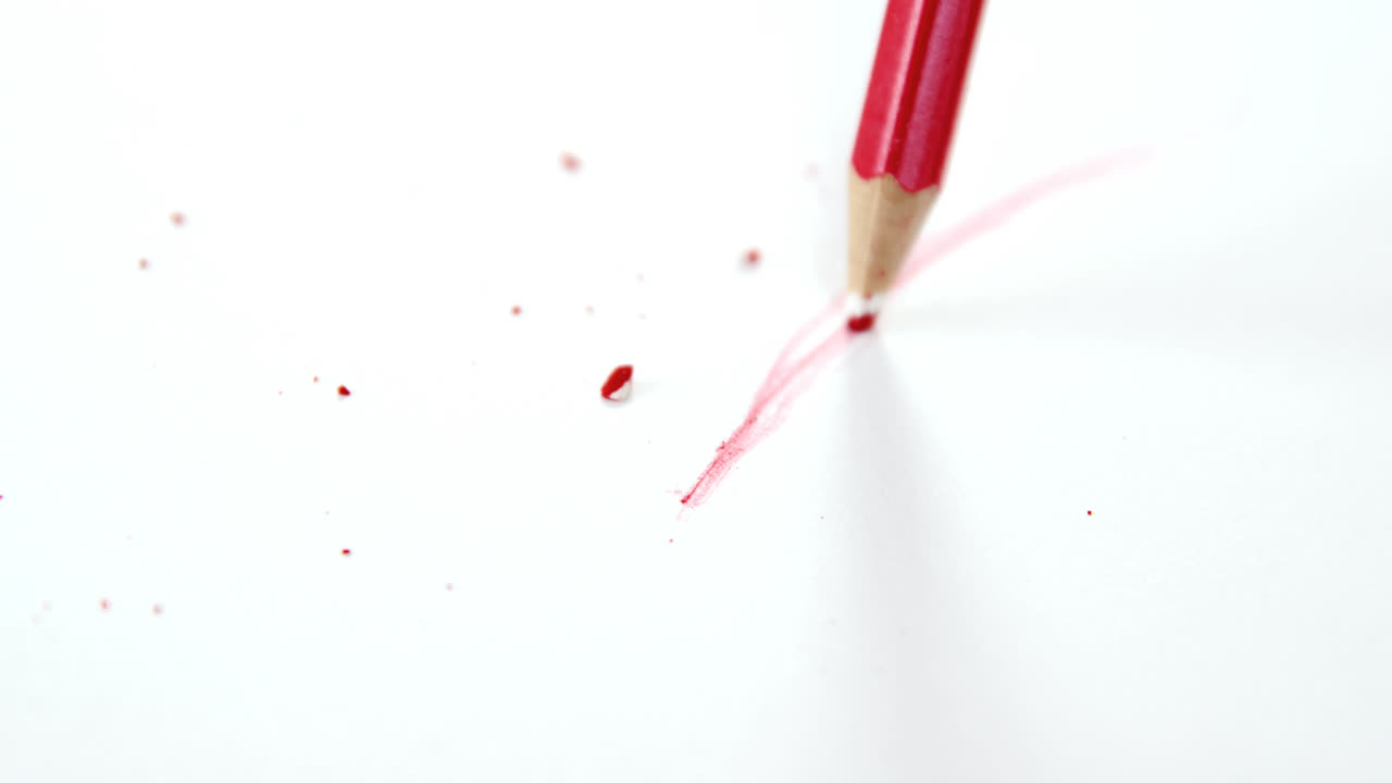 Matita colorata rossa con punta rotta con taccuino