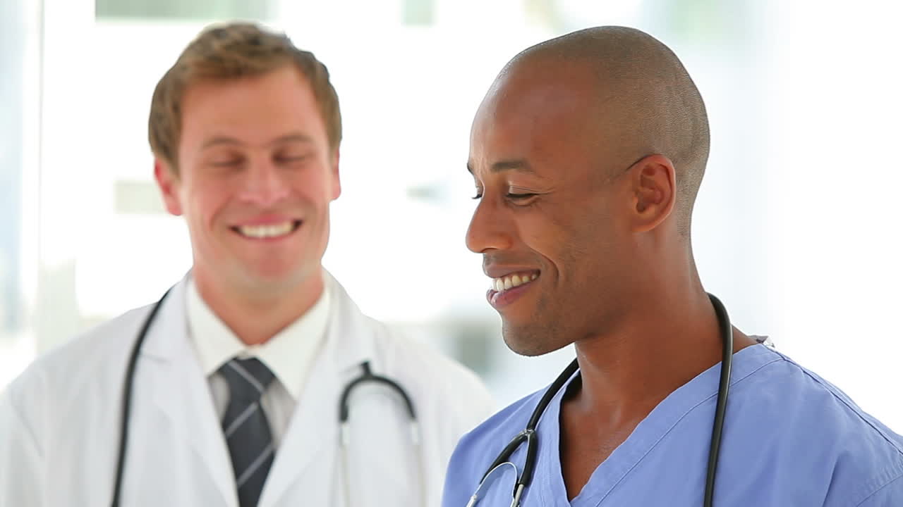 enfermera hablando con un médico