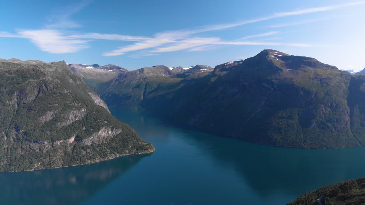 vista aérea de un fiordo noruego, camino que revela el fiordo de geiranger