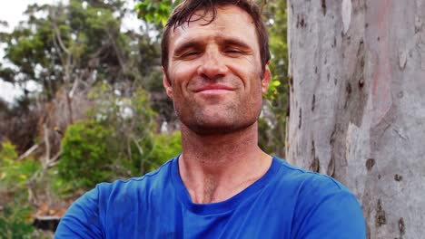hombre feliz de pie en el campamento de entrenamiento