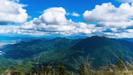 Lapso-De-Tiempo-Con-Una-Cordillera-Verde-En-El-Fondo,-Gruesas-Nubes-Blancas-Girando,-Verano,-Poiana-Brasov,-Rumania