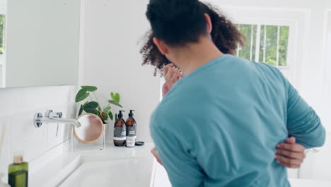 la crema de belleza, el baño y la pareja se ríen por la mañana