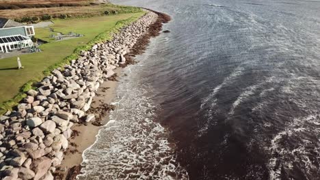 Vista-Aérea-De-Una-Costa-Rocosa-En-Connemara,-Irlanda,-Las-Olas-Chocan