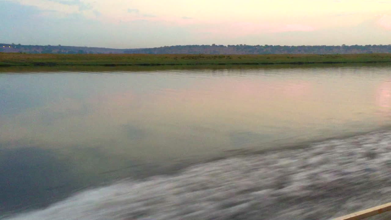 la vista del río chobe desde un pequeño bote dedicado a la fotografía