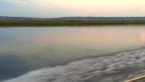 der blick auf den chobe-fluss von einem kleinen, speziellen fotoboot aus