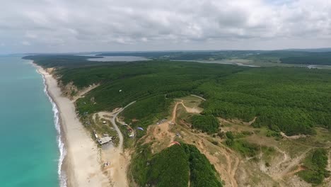 Parapentes-Volando-Sobre-Colinas-Verdes-Y-Drones-Junto-Al-Mar