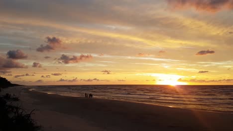 el atardecer colorido sobre el mar