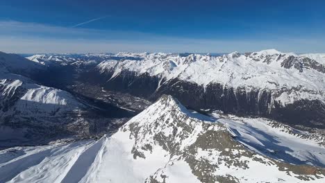 Luftaufnahme,-Schneebedeckter-Berggipfel-In-Den-Französischen-Alpen-An-Einem-Sonnigen-Tag,-Region-Chamonix