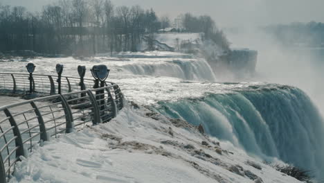 Winter-At-Niagara-Falls-Frozen-With-Ice-And-Snow-28