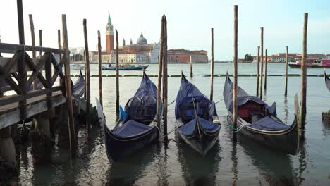 Drei-Traditionelle-Gondeln-Auf-Dem-Canale-Grande-Schwimmen-Auf-Dem-Wasser-In-Venedig