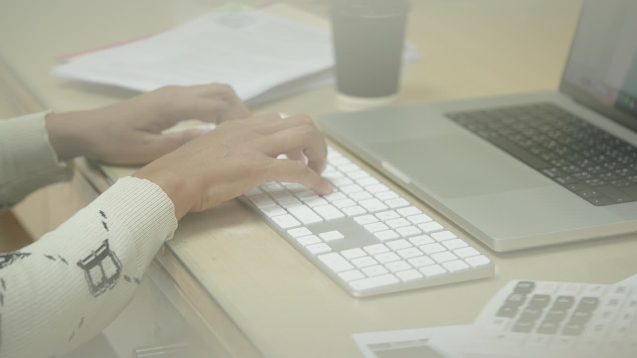 las manos de la mujer de negocios escribiendo en el teclado de la computadora portátil para buscar información, informe de investigación de marketing en el escritorio de la oficina