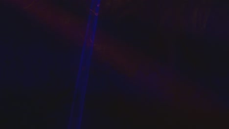 rayos de luz en el agua con pinturas, abstracción