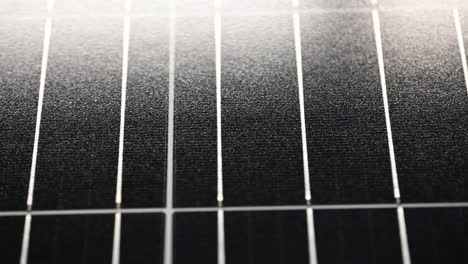 primer plano lento de un panel solar deslizándose de derecha a izquierda en la luz
