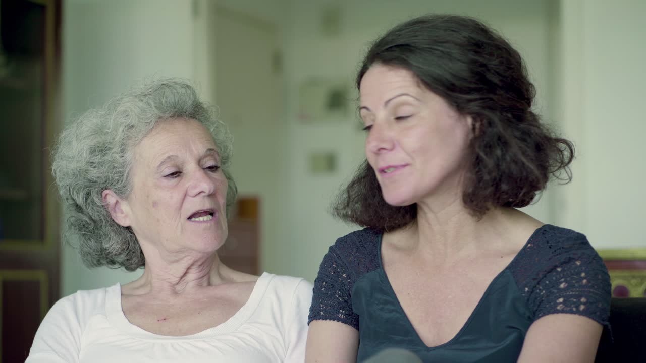 웃는 딸과 어머니는 서로를 쳐다보며 이야기합니다.