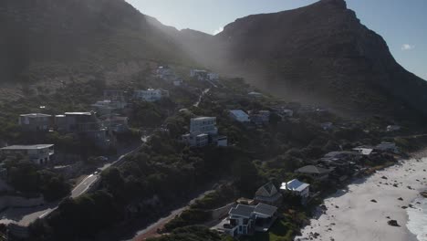 vecindario y montañas en acantilados brumosos, ciudad del cabo, sudáfrica - disparo de avión no tripulado