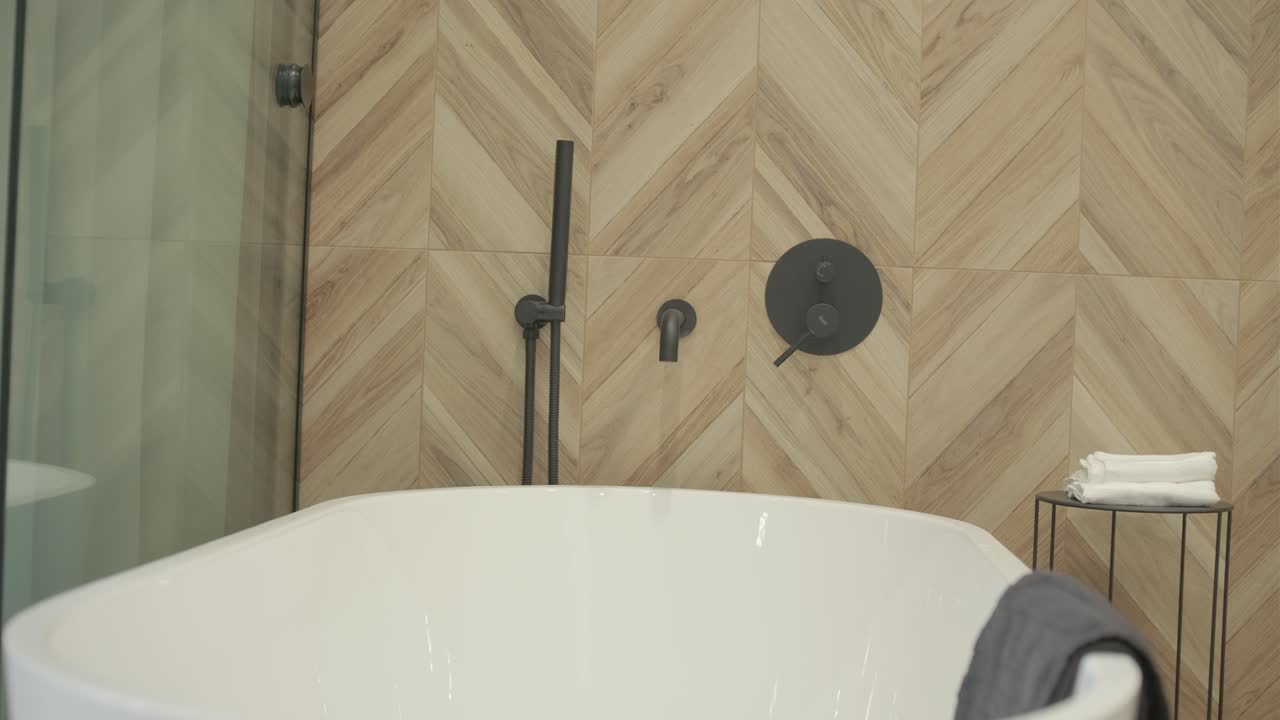 샤워와 함께 현대적인 타일 화장실, 현대적인 집, 부동산 인테리어. 광범위한 촬영 영상