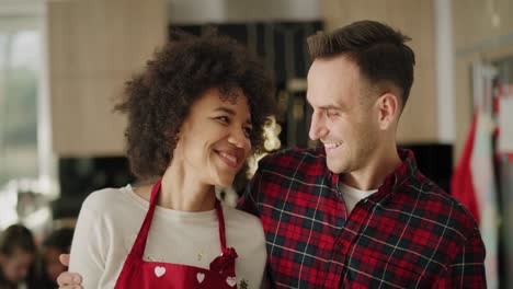 vista de mano de la pareja disfrutando de la navidad en la cocina