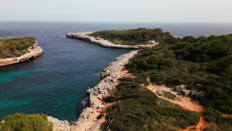 Vista-Panorámica-De-La-Cala-Sa-Nau-En-Mallorca-Con-Exuberante-Vegetación