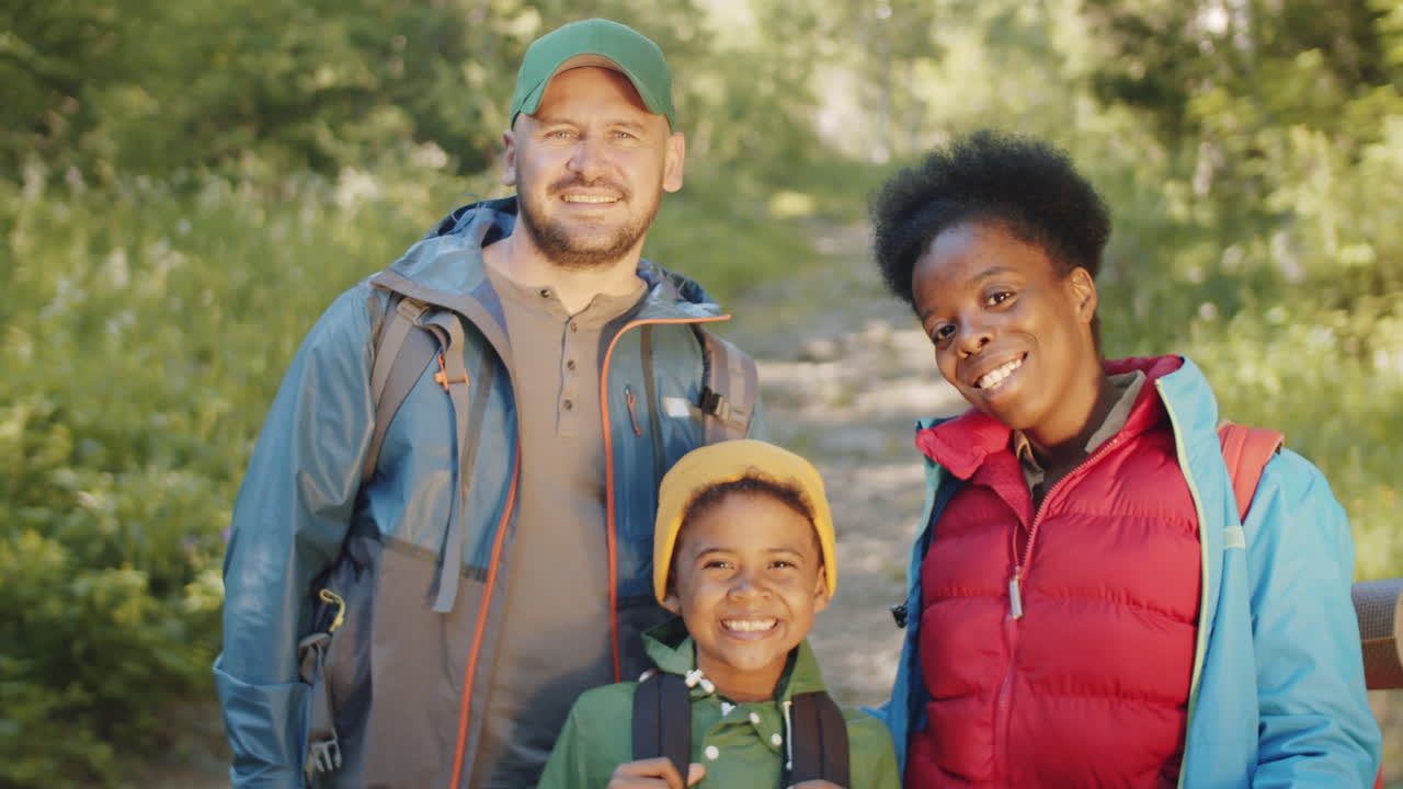retrato de una feliz familia multiétnica en una caminata de verano