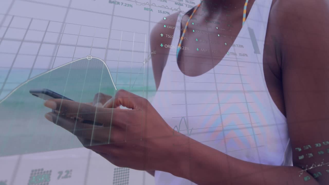 animación del procesamiento de datos sobre una mujer afroamericana que usa un teléfono inteligente