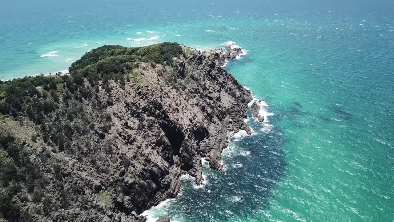 여름에 절벽 가장자리에 맑은 아름다운 푸른 물 위에 무인 항공기 공중
