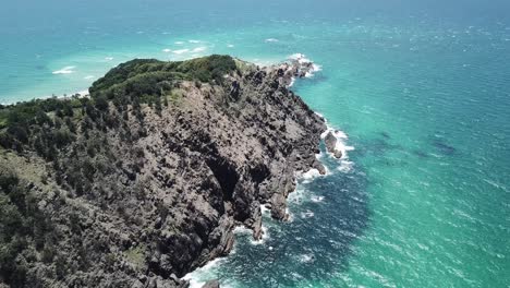 Drohnenantenne-über-Kristallklarem,-Wunderschönem-Blauem-Wasser-Auf-Klippen-Im-Sommer