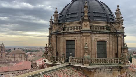 Kuppel-Der-Alten-Kathedrale-Von-Salamanca-Mit-Blick-Auf-Das-Stadtbild-Bei-Sonnenuntergang