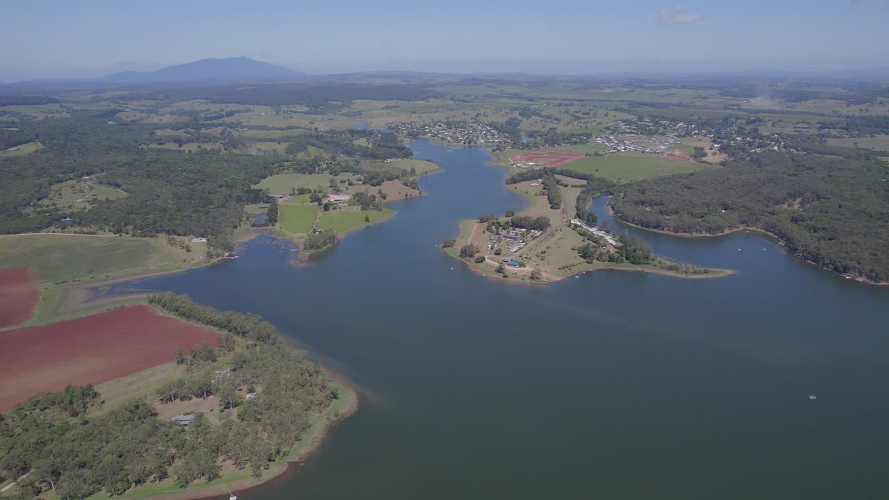 paisaje escénico del lago tinaroo en la región de las mesetas, queensland, australia - toma aérea de drones
