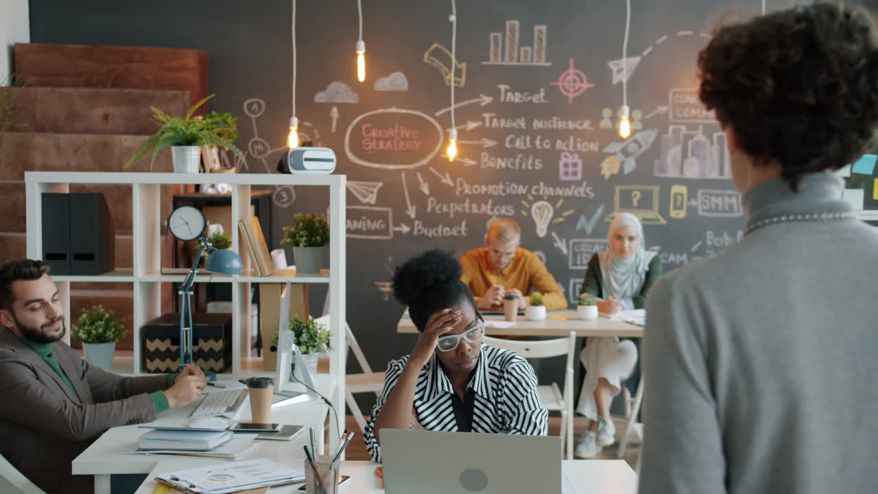 현대적인 사무실에서 비즈니스 팀 회의