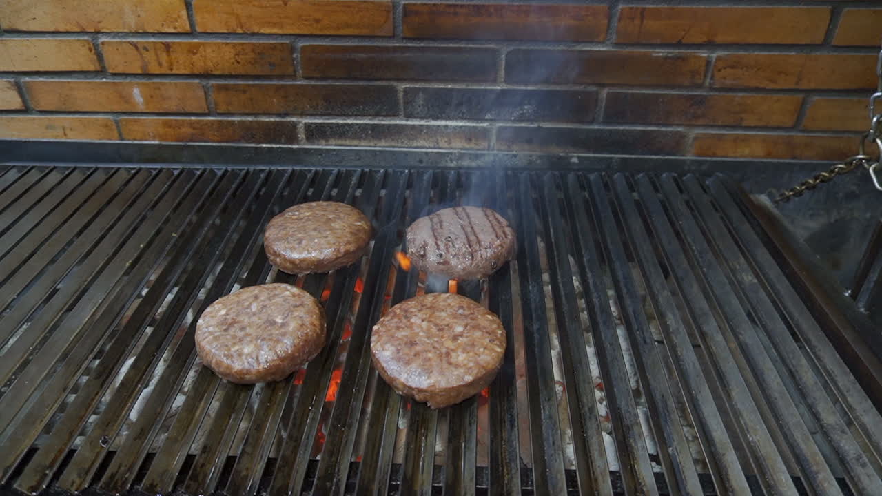 hamburguesas a la parrilla, llamas saliendo