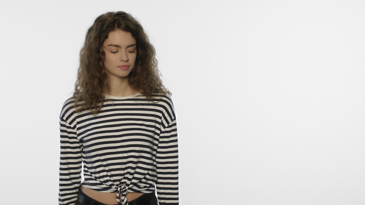 mujer feliz mostrando los pulgares en fondo blanco