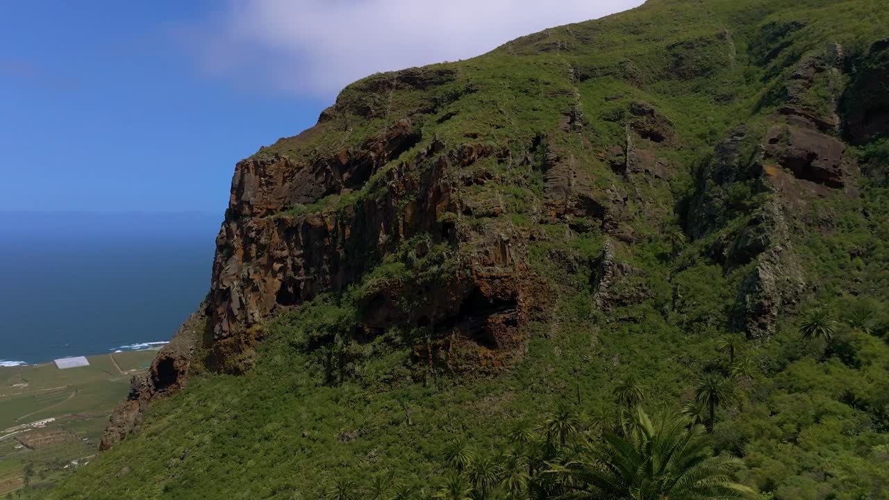 Vista aerea panoramica della costa vulcanica a Tenerife con scogliere lussureggianti e viste sull'oceano