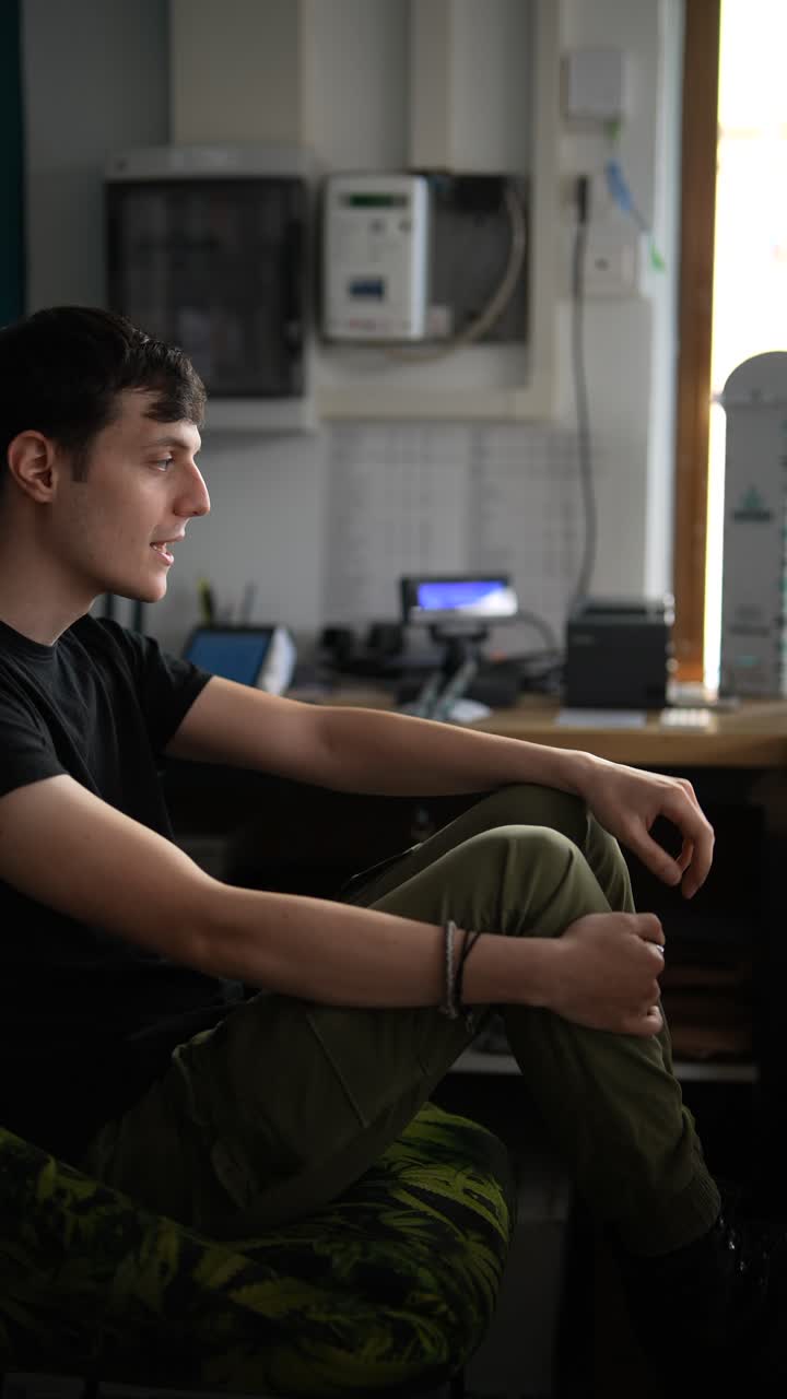 hombre sentado en la oficina