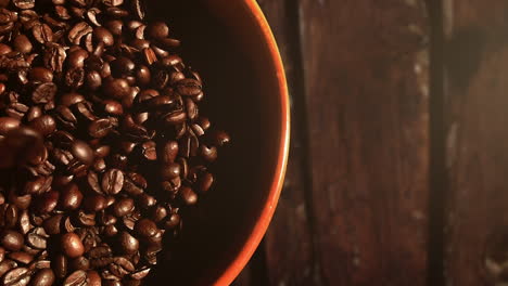 Kaffeebohnen-In-Eine-Schüssel-Fallen-Lassen